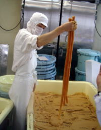 琥珀色に仕上がった守口漬